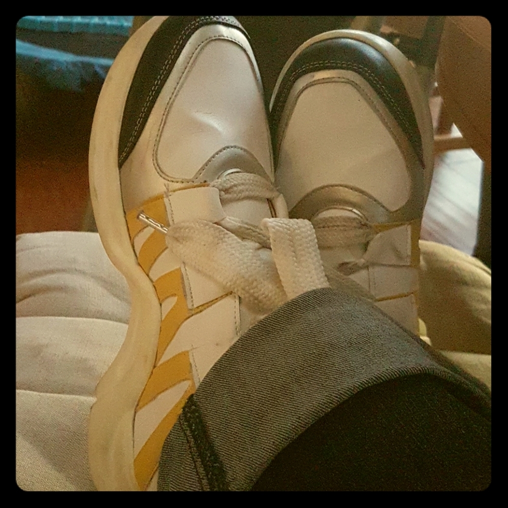 Left right style running shoes